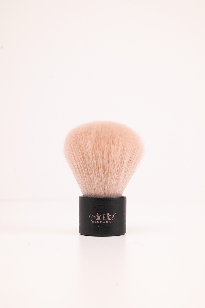 Blush Brush With Wooden Handle 2