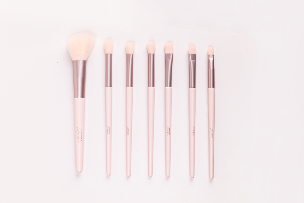 A Set of 7 Makeup Brushes