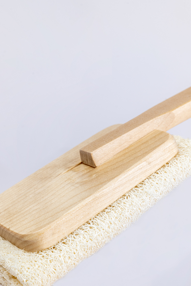 Detachable Squished Loofah Scrubber With Straight Wooden Handle