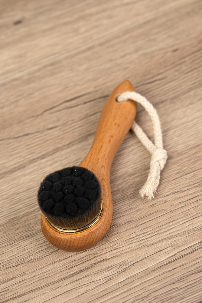 Black Dot Facial Cleansing Brush with Wooden Handle