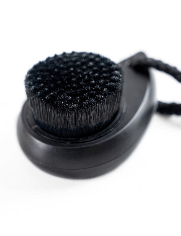Comma-shaped Facial Cleanser With Small Dots