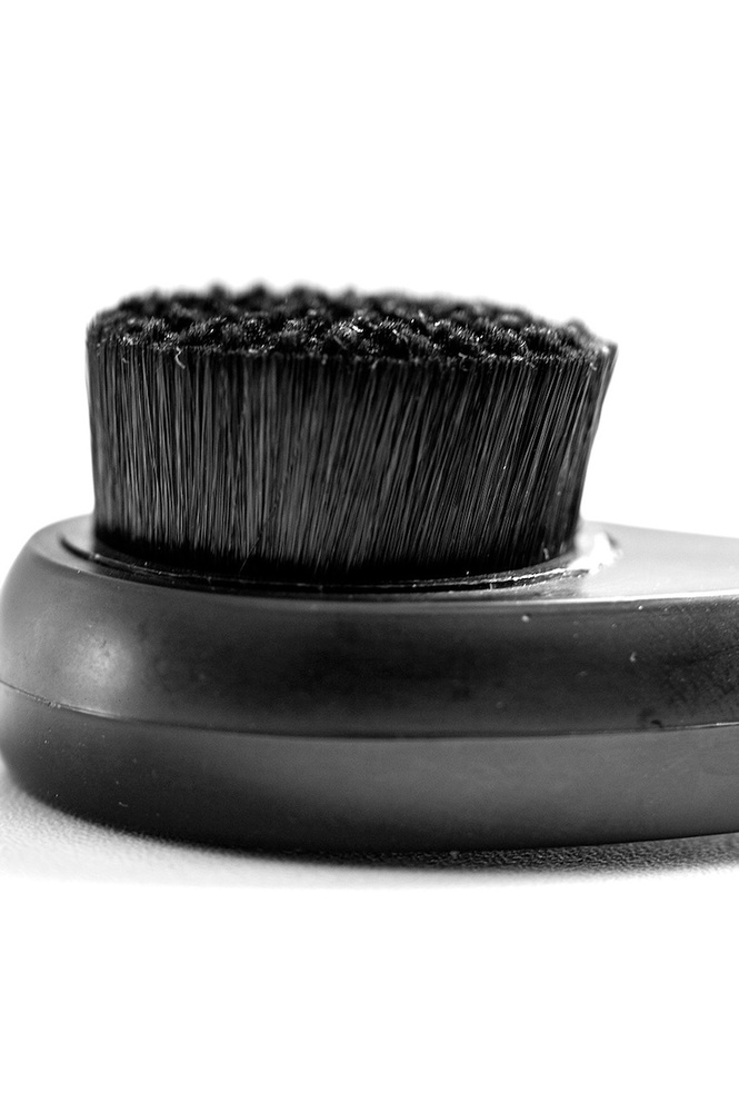 Comma-shaped Facial Cleanser With Small Dots
