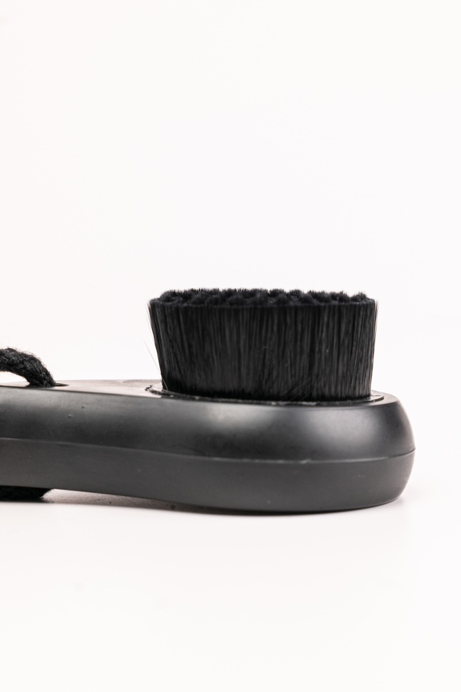 Comma-shaped Facial Cleanser With Large Dots